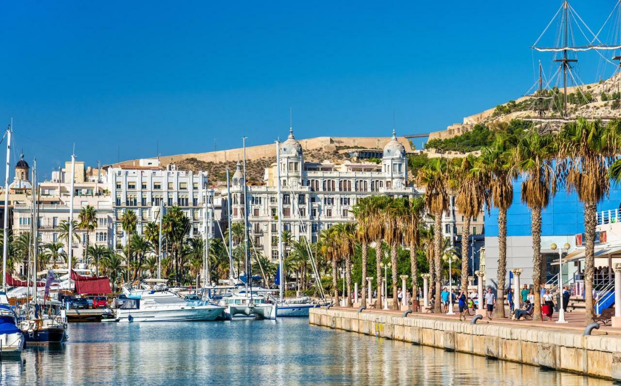 Family And Friends -Alicante Center ภายนอก รูปภาพ